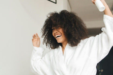 De bedste teknikker til påføring af Pretty Curly Girl Airy Volume Foam for fantastiske krøller